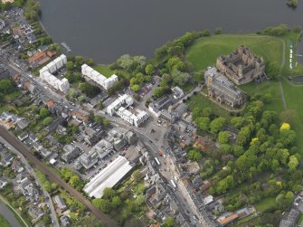 General oblique aerial view centred on the Palace and parish church with the High Street adjacent, taken from the SE