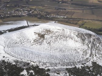 Oblique aerial view of Eildon Hill North fort, looking NNW.