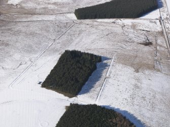 Oblique aerial view centred on the remains of the Roman Temporary Camps and the linear earthwork at Pennymuir, looking NNW.