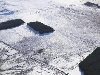 Oblique aerial view centred on the remains of the Roman Temporary Camps and the linear earthwork at Pennymuir, looking SSW.