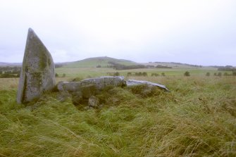 The outer edge of the summit of the fallen recumbent appears to mirror the Hill of Dunnideer