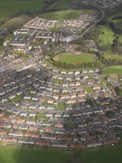 General oblique aerial view of Alloa, centred on the New Sauchie area, taken from the S