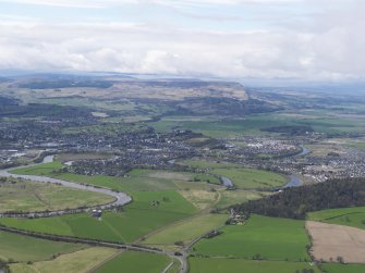 General oblique aerial view of the city centred on the castle following the course of the River Forth, taken from the NE.