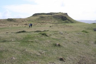 Cnoc Mor A'Ghrobain: shelter and enclosure viewed from the NE