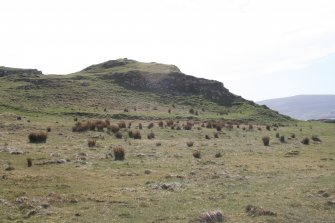 Cnoc Mor A'Ghrobain: shelter and enclosure viewed from the NE