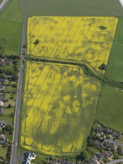 Oblique aerial view centred on the cropmarks of the drains at Huttonburn Bridge, taken from the SW.