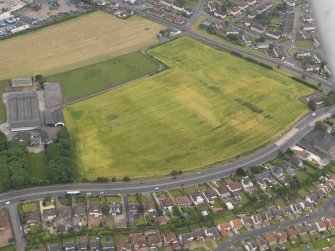 Oblique aerial view of the cropmarks of the ring ditches, looking SSE.