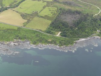 Oblique aerial view centred on the remains of the Kildonan Bay dun, taken from the ESE.