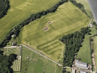 Oblique aerial view of the cropmarks of the possible palisaded enclosure, looking to the N.