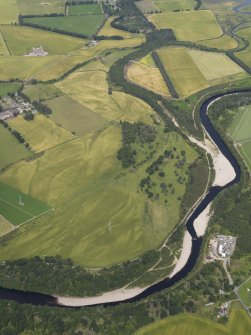 Oblique aerial view of the cropmarks of the palaeochannels beside the River Findhorn, looking NNW.