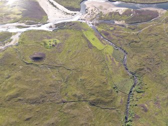 Oblique aerial view of the farmsteads and field boundaries, looking SSE.