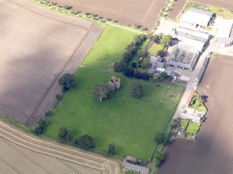 General oblique aerial view of Braikie Farm, centred on  Braikie Castle, taken from the SE.