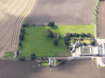 General oblique aerial view of Braikie Farm, centred on  Braikie Castle, taken from the NE.