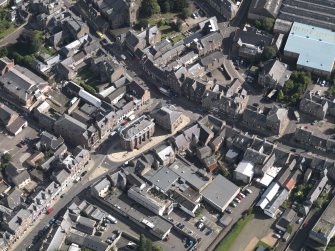 General oblique aerial view of the High Street area of Forfar, centred on Municipal Buildings, taken from the NW.