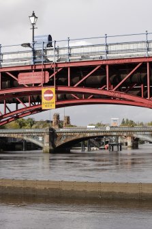 Detail showing arch, with weir partly raised and Albert bridge behind.