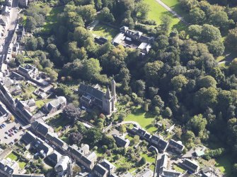 General oblique aerial view of the Skinner's Burn area of Brechin, centred on Brechin Cathedral, taken from the NW.