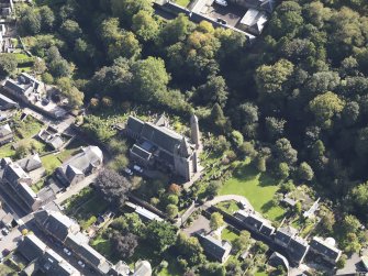 General oblique aerial view of the Skinner's Burn area of Brechin, centred on Brechin Cathedral, taken from the NW.