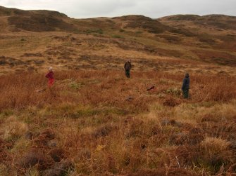 I Parker (RCAHMS) and volunteers show the outline of the hut circle at Muclich Hill.