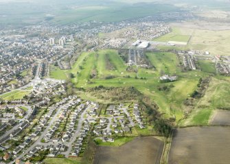 General oblique aerial view of Dunfermline centred on Canmore Golf Course, taken from the E.