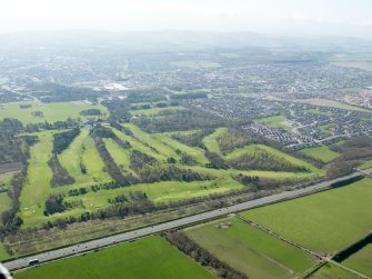 General oblique aerial view of Dunnikier Park Golf Course, taken from the NNE.