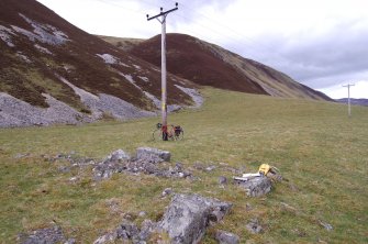 Dail nan Sac: corner of sheepfold looking S to Coire nan Sac