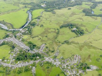 General oblique aerial view of St John's Town of Dalry and Kenbank House, taken from the SE.