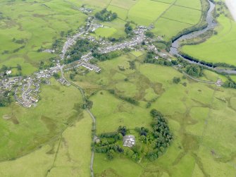 General oblique aerial view of St John's Town of Dalry and Kenbank House, taken from the NNE.