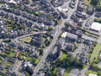 Oblique aerial view of Alloa West Church and St Mungo's Parish Church, taken from the WSW.