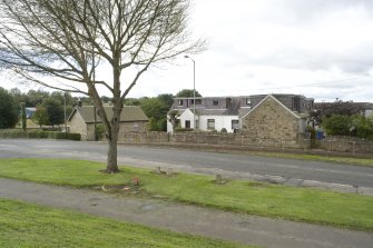 Street view of the cottages at the junction of Borrowstoun Road and 136-142 Linlithgow Road, Bo'ness, taken from the North-East. This photograph was taken as part of the Bo'ness Urban Survey to illustrate the character of the Borrowstoun Area of Townscape Character.