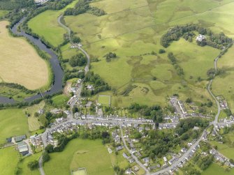 General oblique aerial view of St John's Town of Dalry and Kenbank House, taken from the SSE.