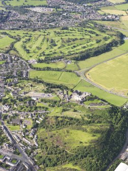 General oblique aerial view of Stirling Castle and Stirling Golf Course, taken from the NNE.