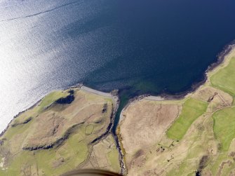 General oblique aerial view of the remains of the fort at Dun Santavaig and the remains of the field systems and lazy beds associated with the townships of Peinduin and Hinnisdal, Skye, taken from the ESE.