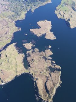 General oblique aerial view of the remains of the fish traps and lazy beds at Fiadhairt, looking towards Dunvegan, Isle of Skye, taken from the NNW.