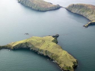 Oblique aerial view of the Shiant Islands, Eilean Mhuire, and the remains of the buildings, huts, lazy beds and field boundaries,taken from the NE.