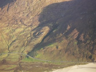 Oblique aerial view of the remains of the township of Nisishee and head dyke, nearby field system and lazy beds, Stangrigary, Harris, taken from the E.