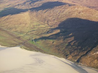 Oblique aerial view of the remains of the township of Nisishee and nearby head dyke, field system and lazy beds, Stangrigary, Harris, taken from the E.