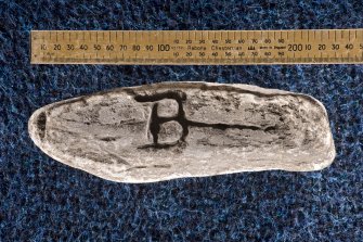 View of fragment with incised letter B (including scale)