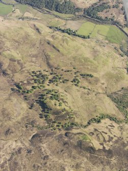 General oblique aerial view of the remains of Am Baghan Galldair Dun, Am Baghan Burblach Fort, head dykes and field boundaries in Glen More, E of Glenelg, taken from the NNW.