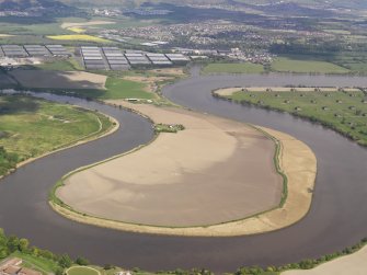 General oblique aerial view of the River Forth and Tullibody, Stirling, taken from the SW.