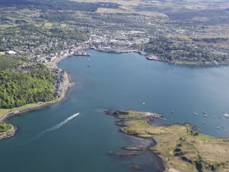 General oblique aerial view of Oban looking across the bay, taken from the NW.