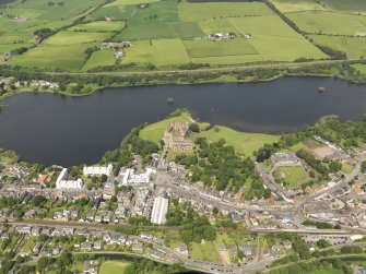 General oblique aerial view of Linlithgow centred on Linlithgow Palace, taken from the SSE.