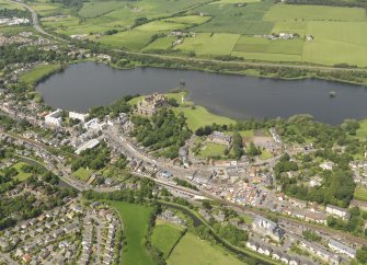 General oblique aerial view of Linlithgow centred on Linlithgow Palace, taken from the ESE.