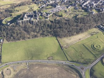 General oblique aerial view of King's Knot and Stirling Castle, taken from the W.