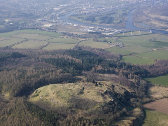 General oblique aerial view of Moredun fort with the Friarton Bridge and Perth beyond, looking NW.