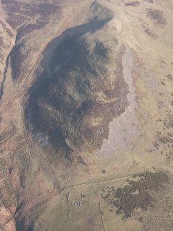 Oblique aerial view of Ben Effrey fort and the farmstead, looking SSE.