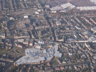 Oblique aerial view of the Howgate Shopping Centre, Falkirk, looking NNE.