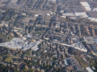 Oblique aerial view of the Howgate Shopping Centre, Falkirk, looking N.