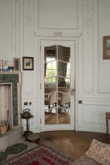 Interior. 1st floor, morning room, view of curved mirrored door