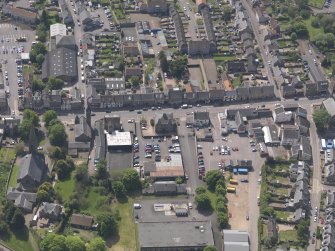 General oblique aerial view of the Bonnygate area of Cupar centred on Preston Lodge, taken from the N.