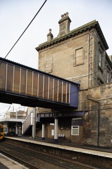 Detail of footbridge and supporting columns from platform 2/3.